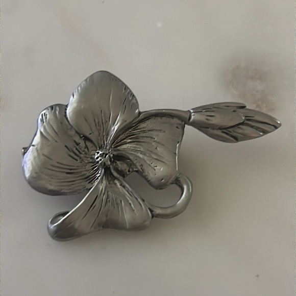 Blue Mist Pewter Canada Flower Brooch - Picture 3 of 7